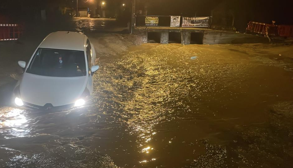Muğla'da yağış nedeniyle yol çöktü